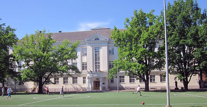 Miina Härma Gümnaasiumi hoone Tartus 2012. aastal